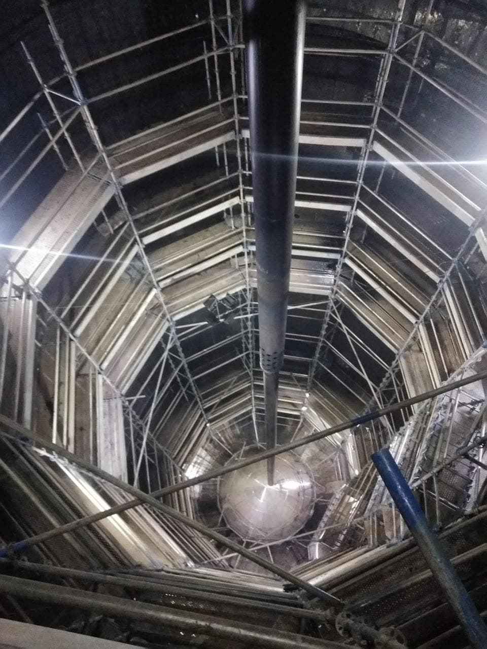 Interior de silo com andaimes e iluminação